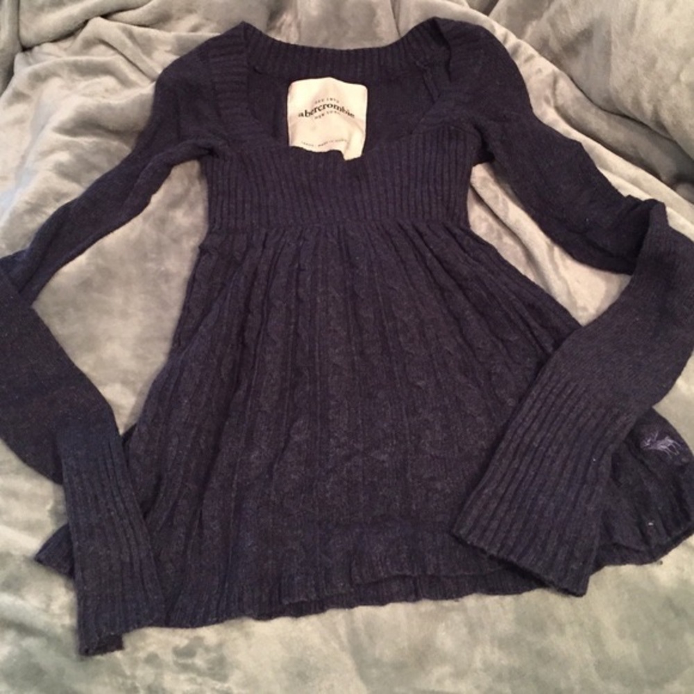 LOOKING FOR ABERCROMBIE AND FITCH OR HOLLISTER BABYDOLL SWEATERS!